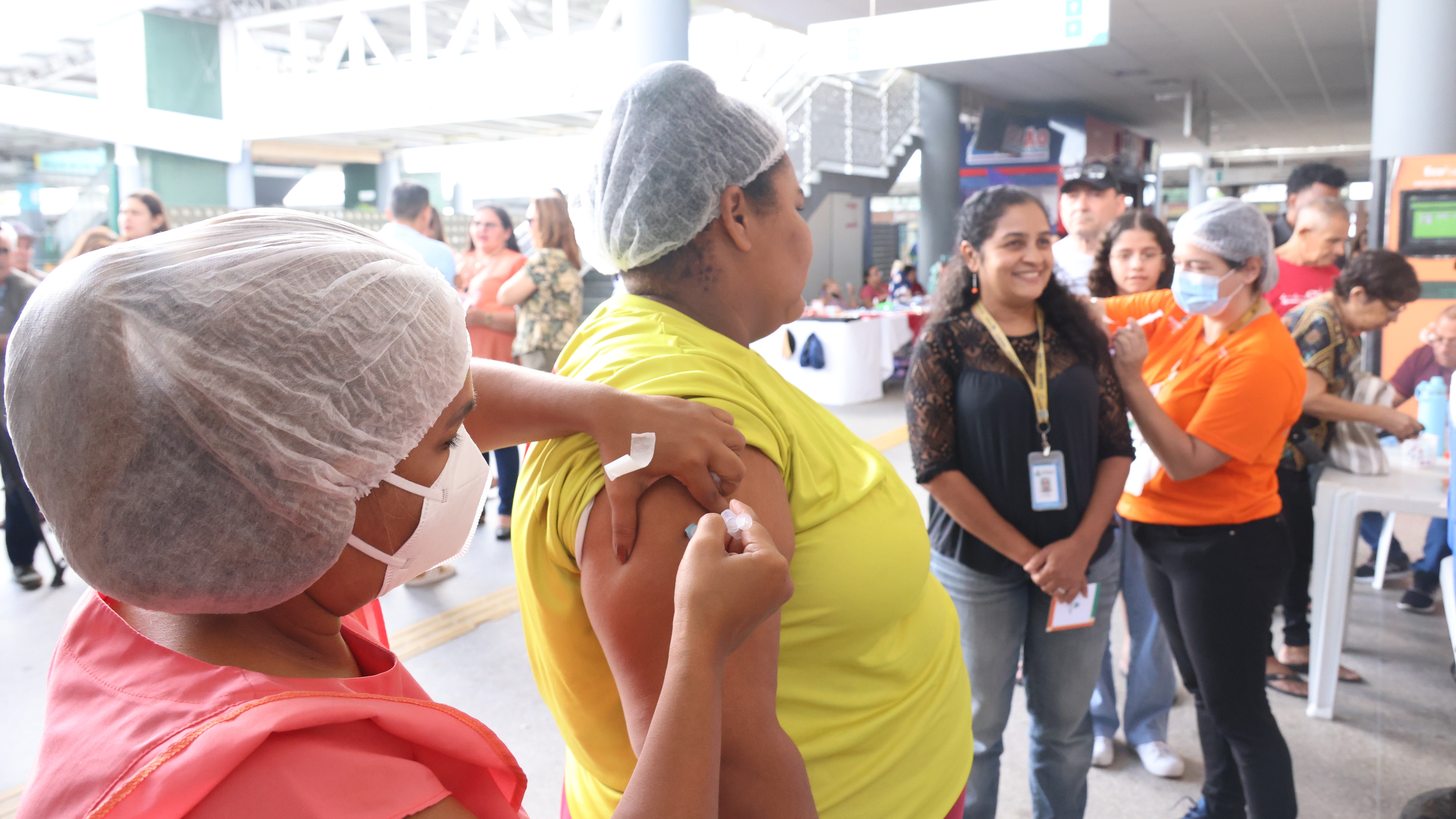mulher sendo vacinada no terminal de messejana